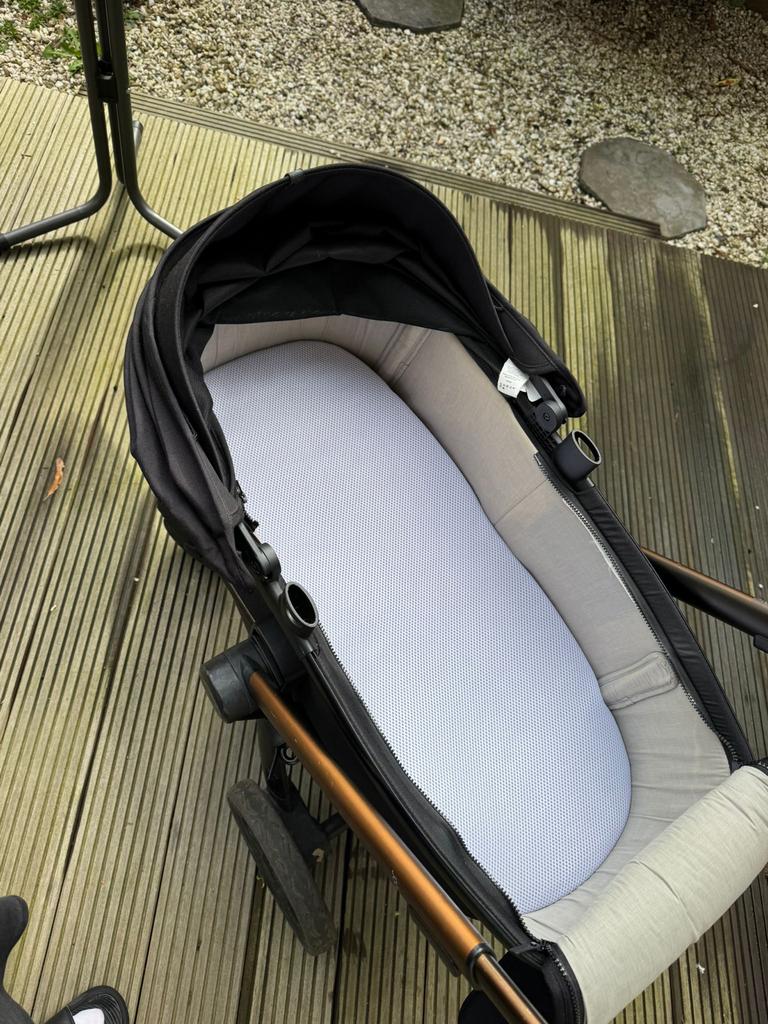 Joolz Hub+ met reiswieg en regenhoes - Zeer goede staat, Overige merken, Ophalen of Verzenden, Zo goed als nieuw, Combiwagen