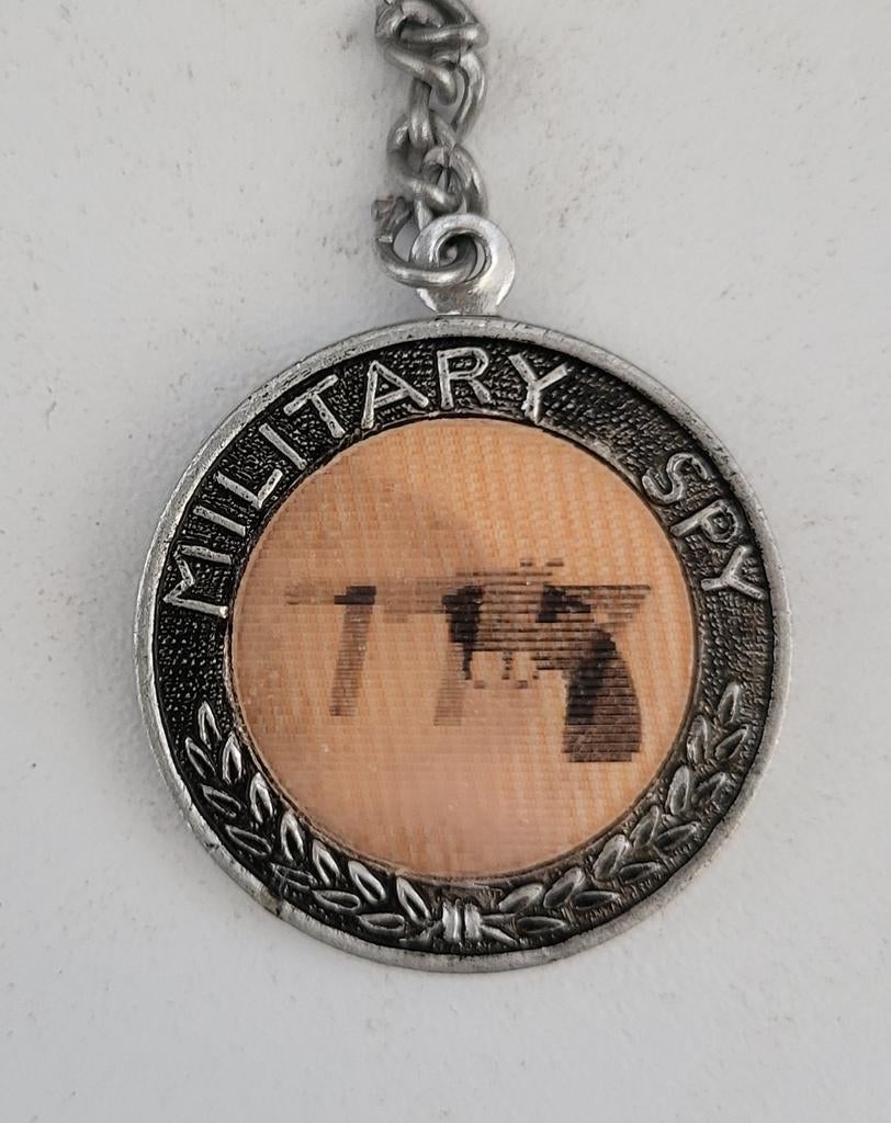 Sleutelhanger Military Spy met pistoolafbeelding, Ophalen of Verzenden, Gebruikt, Overige typen