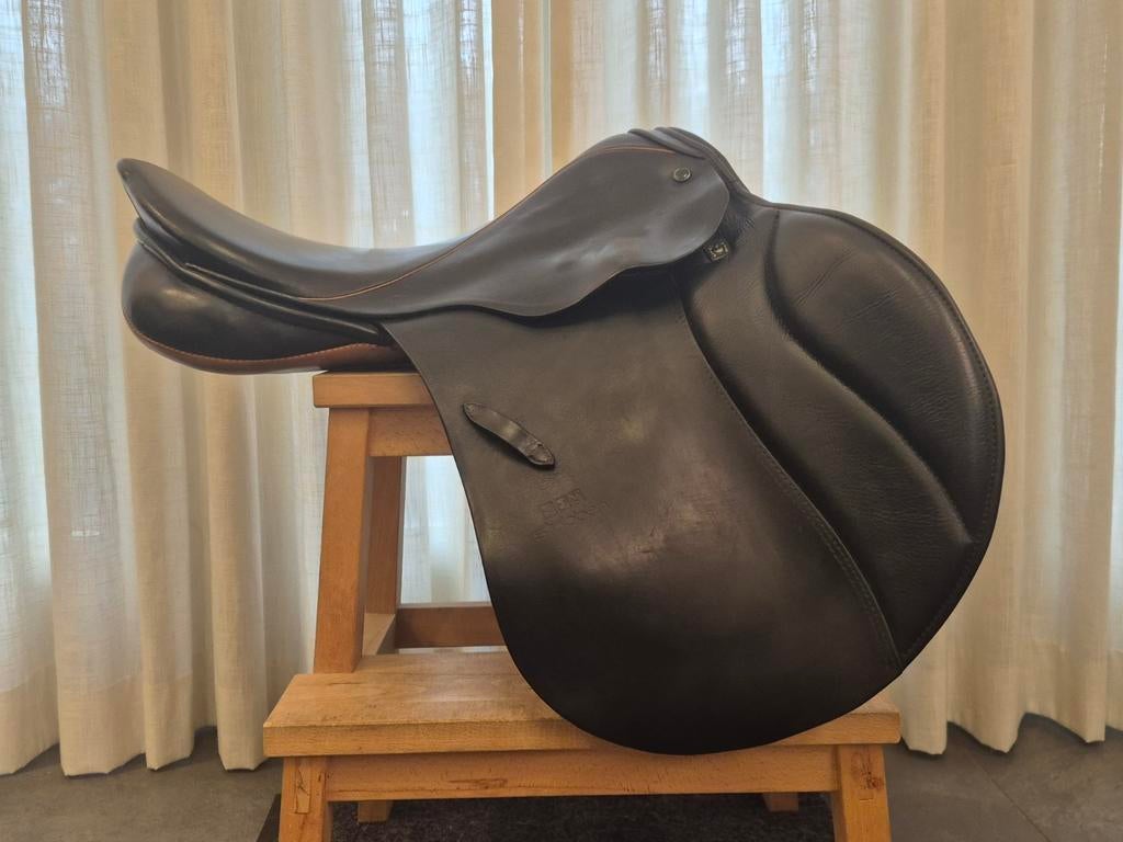 Stübben 17,5 inch veelzijdigheid/springzadel te koop, Ophalen, Zo goed als nieuw, Springen