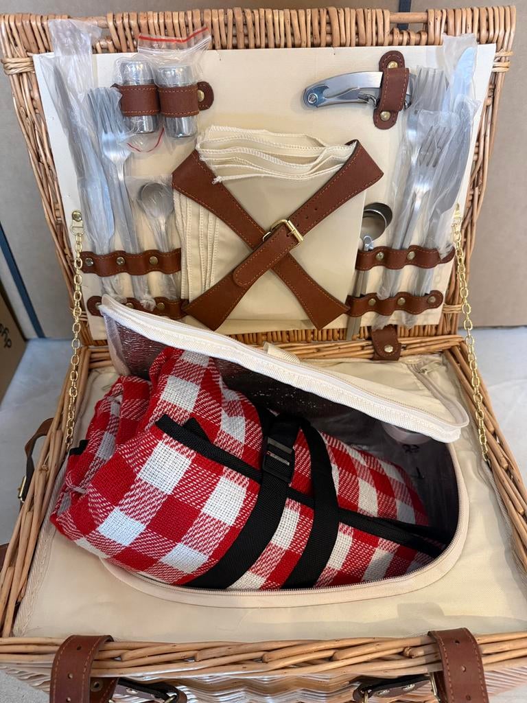 Picknickmand met bestek, borden, kleed en glazen., Hobby en Vrije tijd, Picknickmanden, Ophalen of Verzenden, Zo goed als nieuw