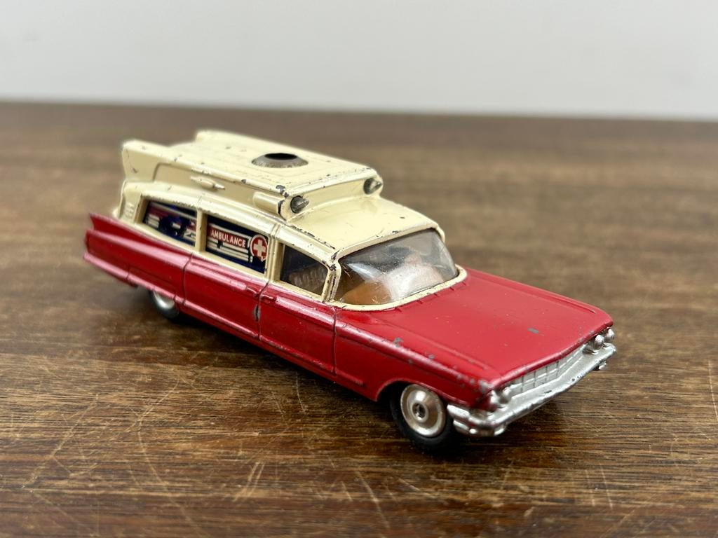Corgi Toys 437 Superior Ambulance on Cadillac Chassis, Ophalen of Verzenden, Zo goed als nieuw, Auto, Corgi