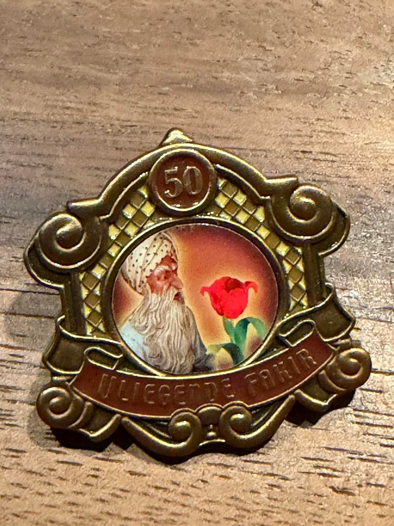Efteling jubileum pin50 jaar Vliegende Fakir, Ophalen of Verzenden, Zo goed als nieuw, Button of Speldje