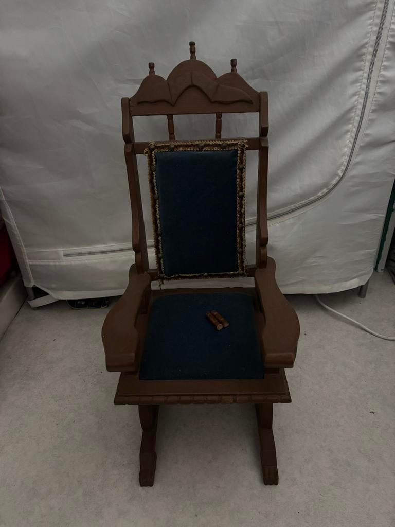 Antieke brocante houten schommelstoel met velourse stof 50 c, Antiek en Kunst, Ophalen