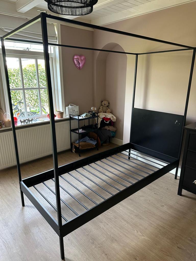 Eenpersoons hemelbed zwart metaal, Huis en Inrichting, Slaapkamer | Bedden, Ophalen, Gebruikt, 90 cm, Eenpersoons