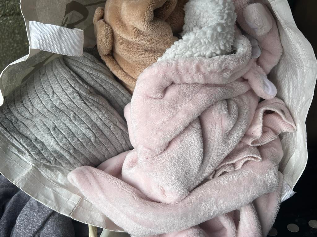 Doos  en 3 tassen meisjeskleding 134/140, Kinderen en Baby's, Kinderkleding | Maat 134, Ophalen, Overige typen, Meisje, Zo goed als nieuw