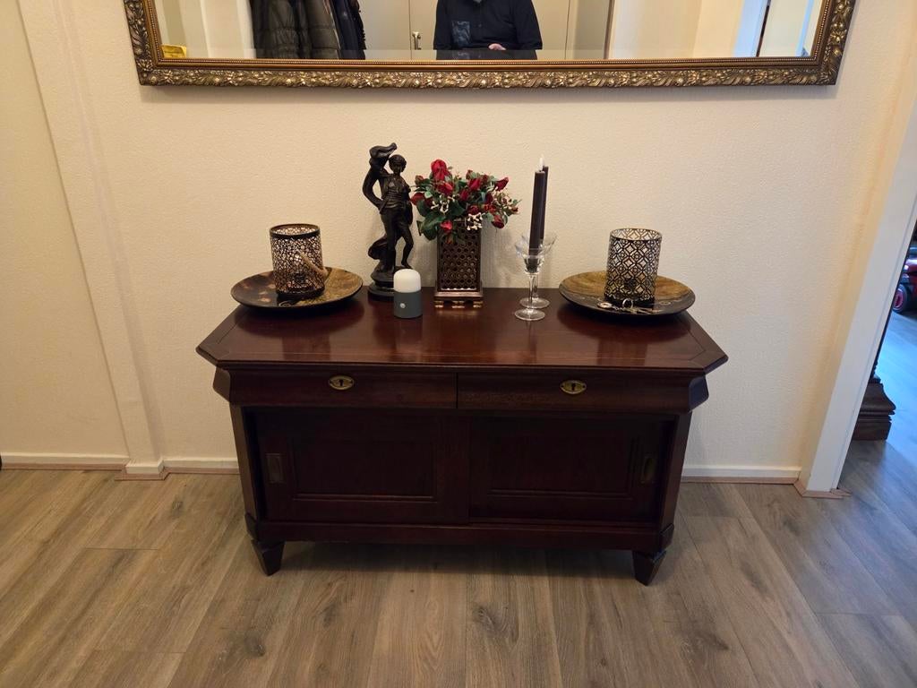 Notenhouten kastje / tv-meubel met schuifdeurtjes, Antiek en Kunst, Antiek | Meubels | Kasten, Ophalen of Verzenden