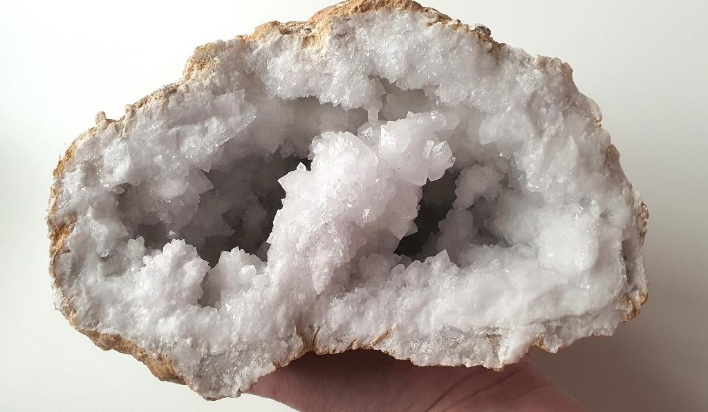Grote bergkristal geode ruim 1,5 kilo. Geode uit Marokko, Verzenden, Mineraal