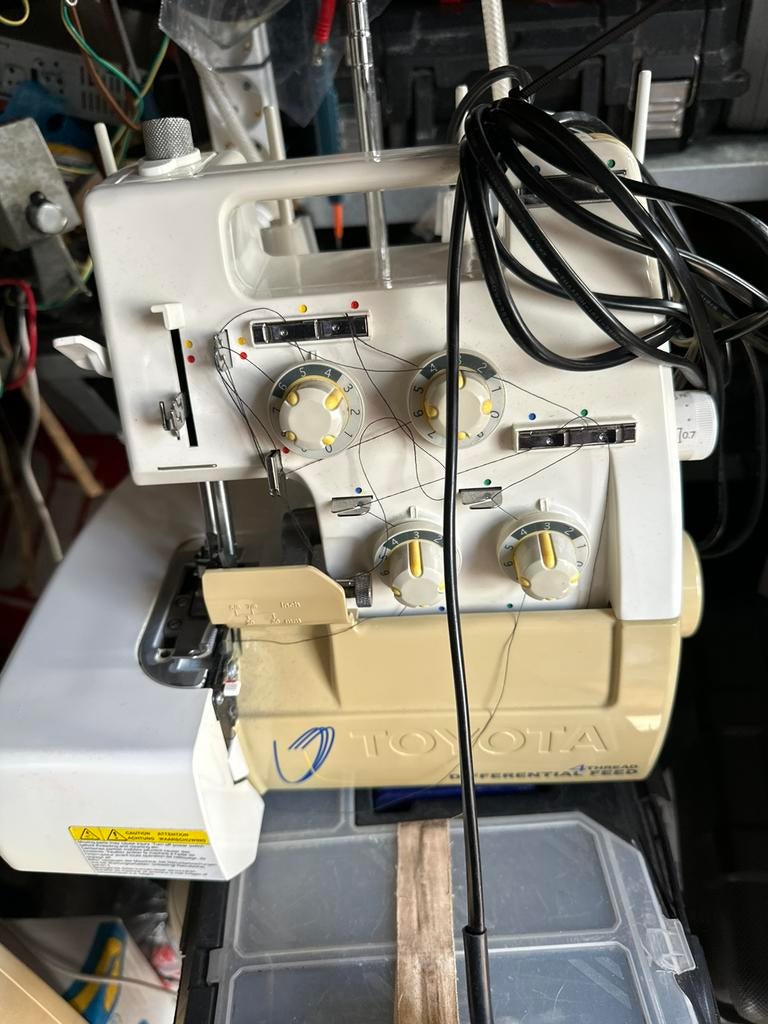 Toyota SL3335 lockmachine, Hobby en Vrije tijd, Naaimachines en Toebehoren, Ophalen of Verzenden, Zo goed als nieuw, Lockmachine