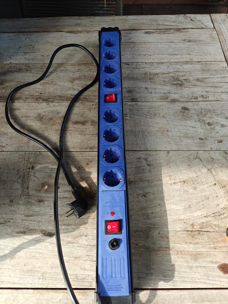 Meervoudige stekkerdoos met 8 aansluitingen en schakelaar, Doe-het-zelf en Verbouw, Elektra en Kabels, Stopcontact, Ophalen of Verzenden