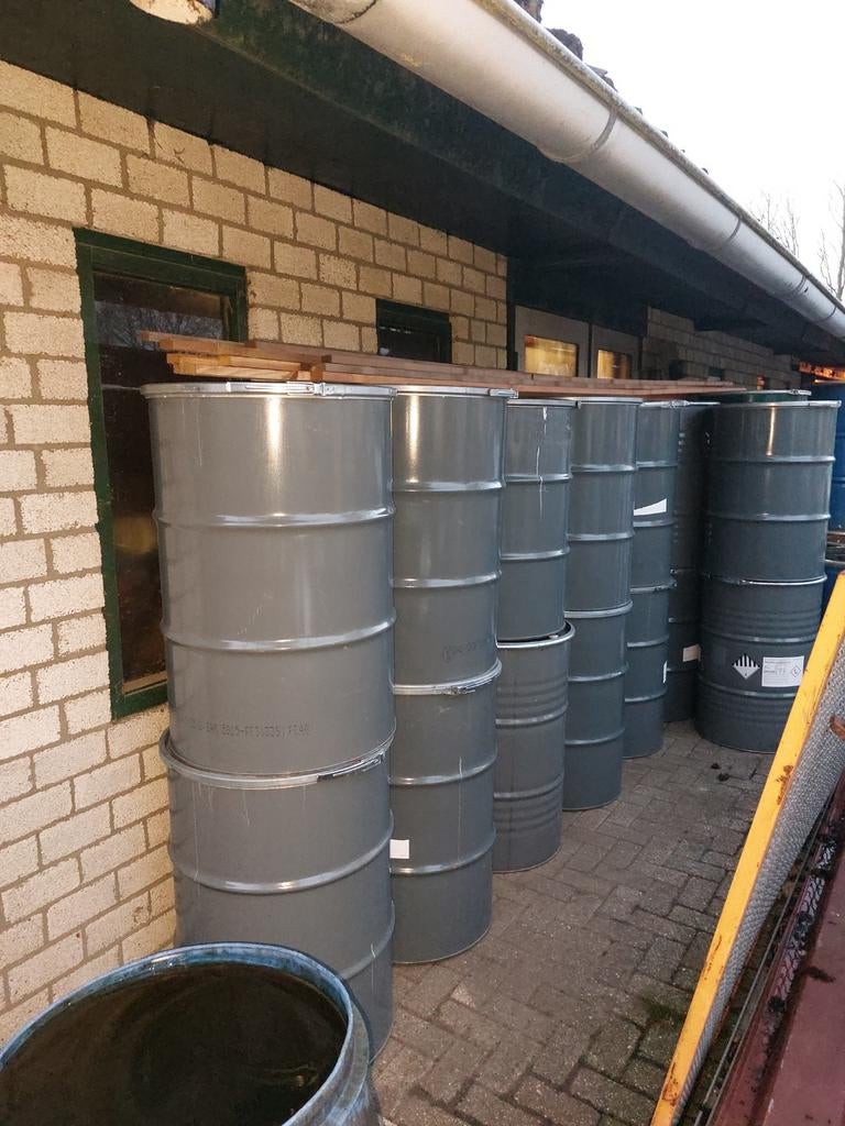 Dekseltonnen brandton vuurton olievat oliedrum, Ophalen