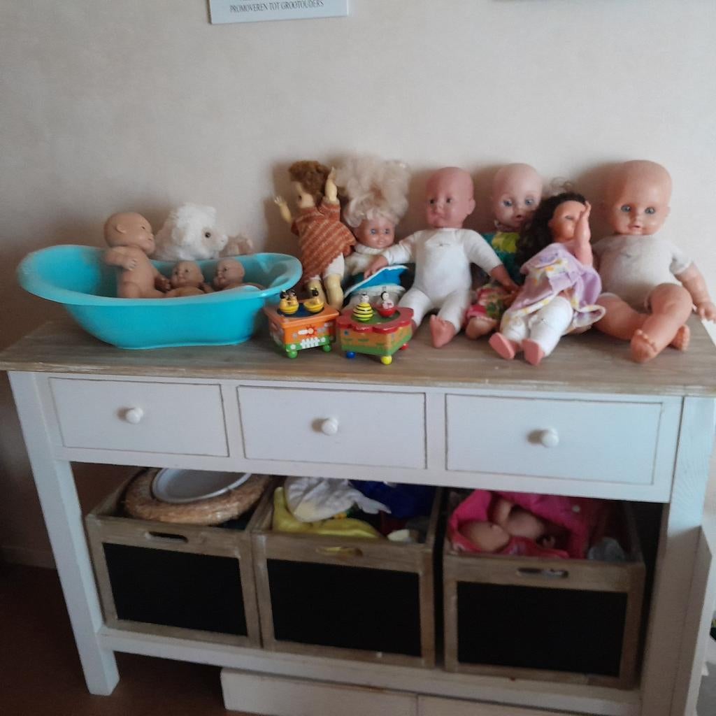 Kastje met laden en kistjes vol speelgoed, Ophalen