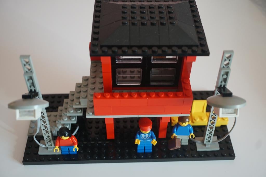 12 volt Lego trein perron met verlichting uit set 7745, Ophalen of Verzenden, Gebruikt, Losse stenen, Lego