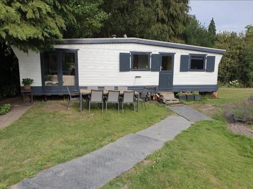 Te koop: ruime houten chalet / stacaravan.