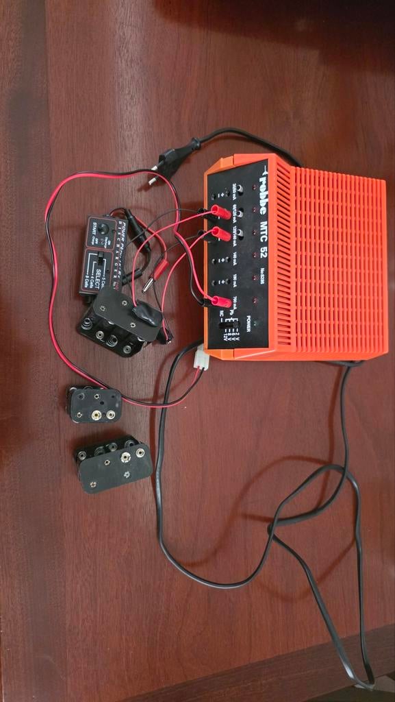 Robbe MTC 52 Laadstation voor modelbouw accu's, Ophalen of Verzenden, Gebruikt