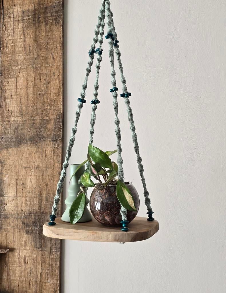 Macramé plantenhanger met plankje en kralen, Ophalen of Verzenden