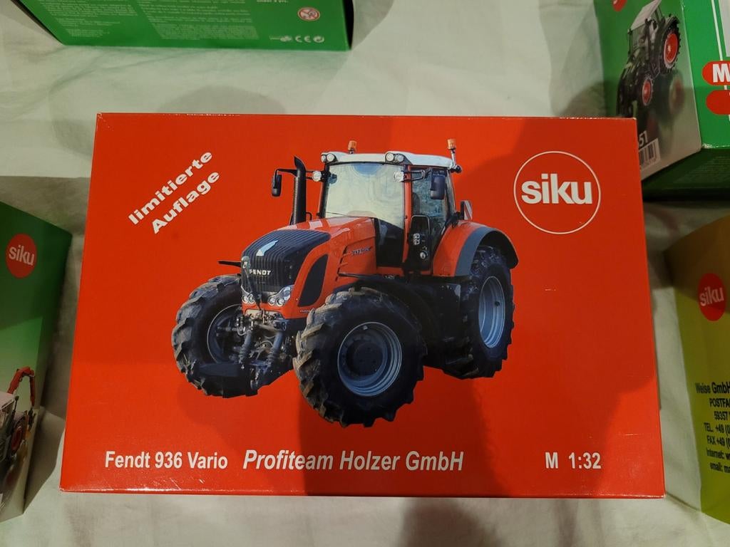 Fendt 936 vario Profiteam Holzer GmbH 1:32 nieuw in doos, Ophalen of Verzenden, Nieuw, Tractor of Landbouw, SIKU