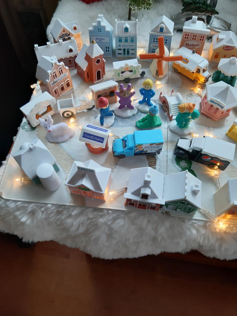 Complete kerstdorp met bijbehorende verlichte grondplaat, Ophalen of Verzenden