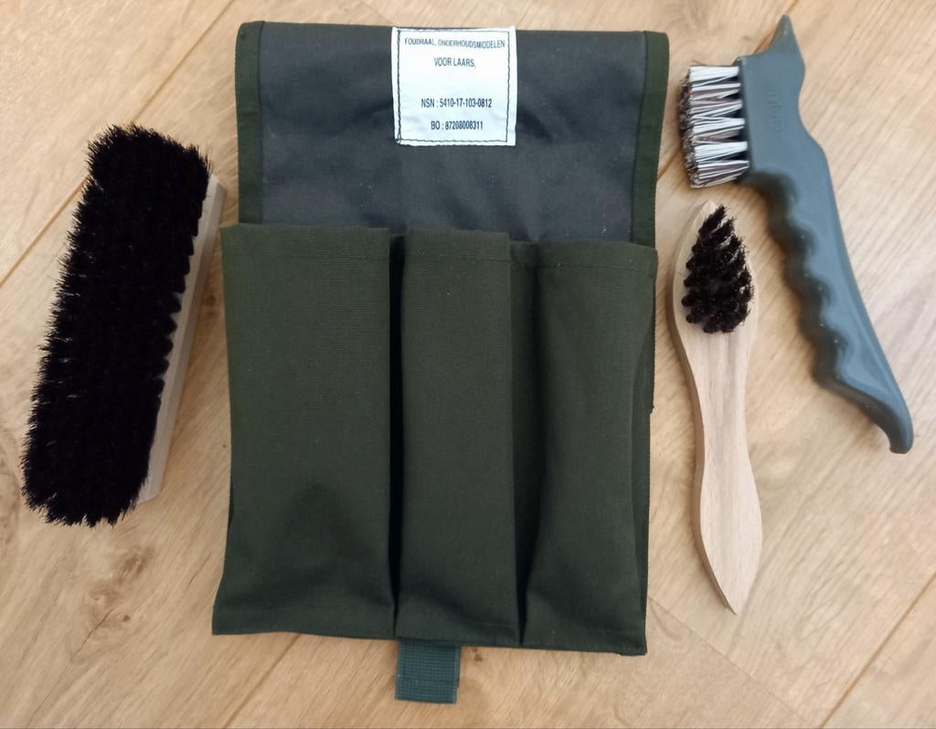 Nederlandse Leger schoenpoets foudraal/borstels voor laars, Verzamelen, Militaria | Algemeen, Ophalen of Verzenden, Landmacht