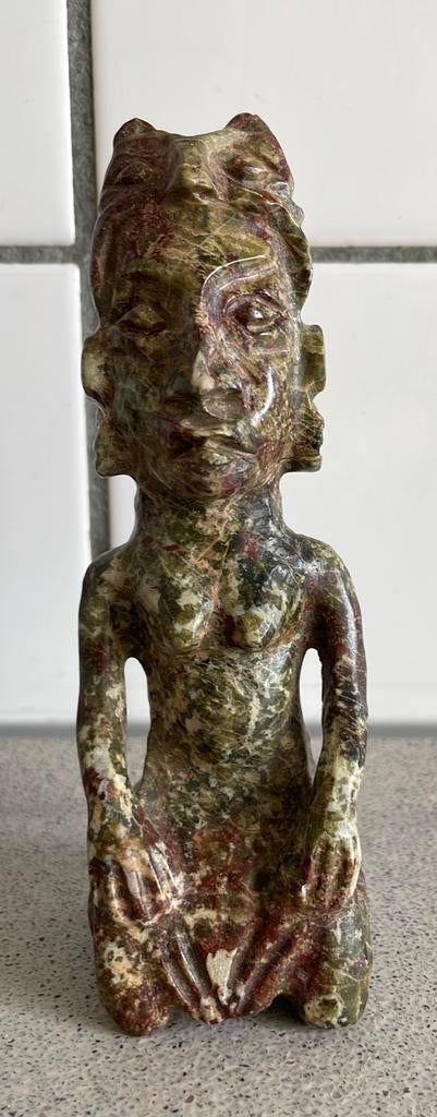 Prachtig beeld speksteen vrouw gehurkt, Verzamelen, Beelden en Beeldjes, Ophalen of Verzenden, Zo goed als nieuw, Mens