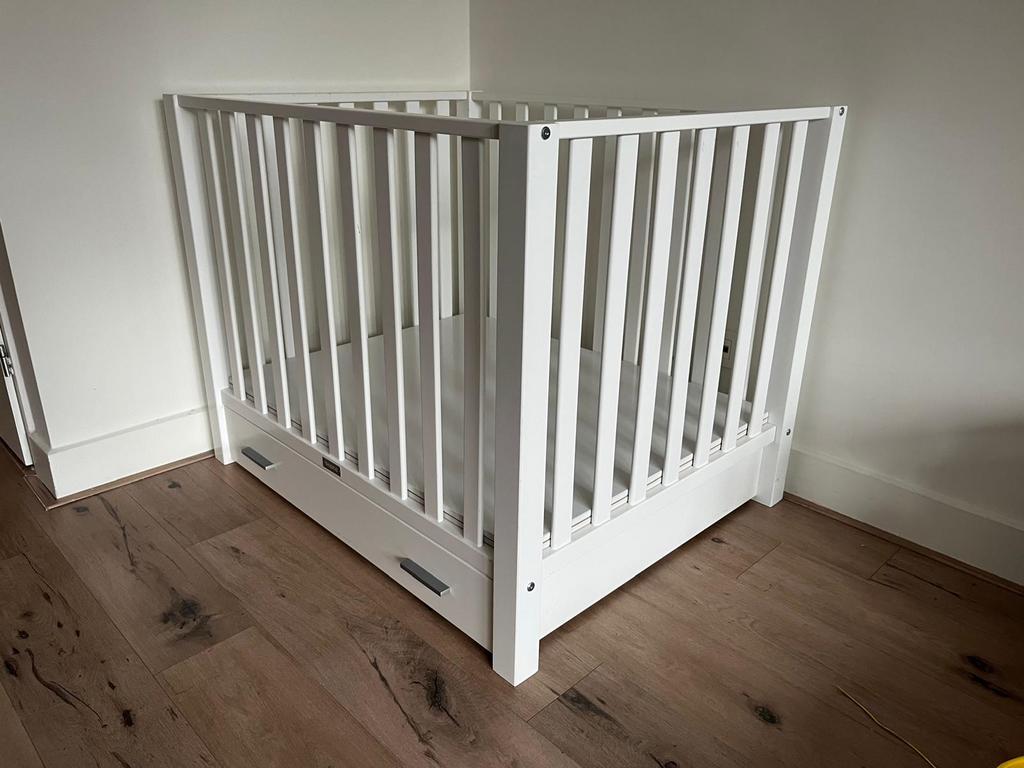 Mooie witte houten Bopita box met lade, Ophalen, Zo goed als nieuw, Rechthoekig, In hoogte verstelbaar