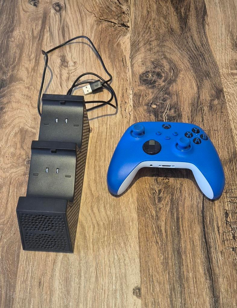 Xbox Wireless Controller Blauw + Docking Station, Spelcomputers en Games, Spelcomputers | Xbox | Accessoires, Ophalen, Gebruikt