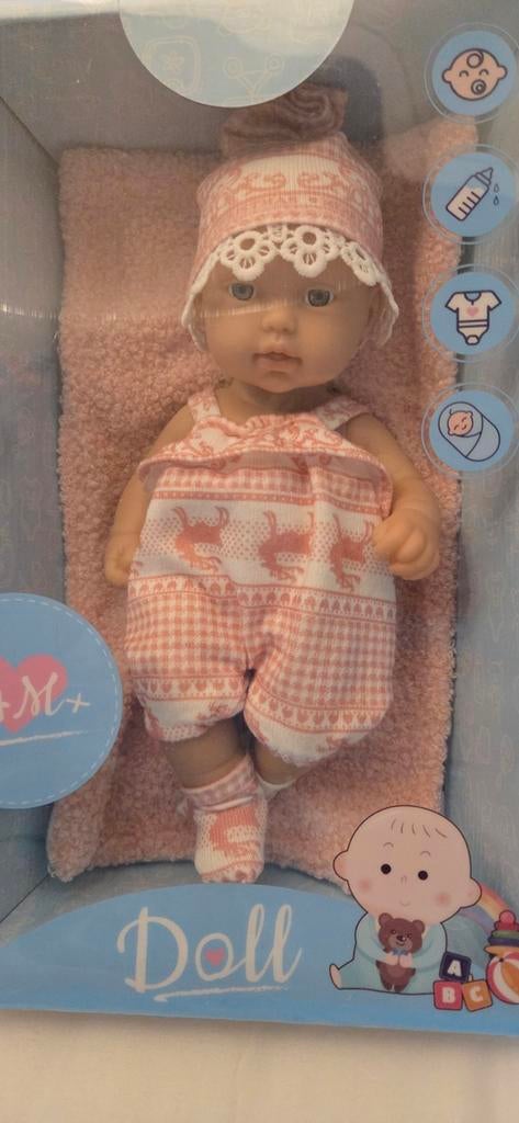 Schattige babypop. Nieuw., Ophalen of Verzenden, Nieuw, Button of Speldje