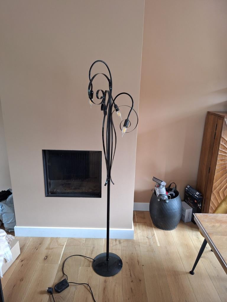 Zwarte vloerlamp met krullen, Ophalen of Verzenden