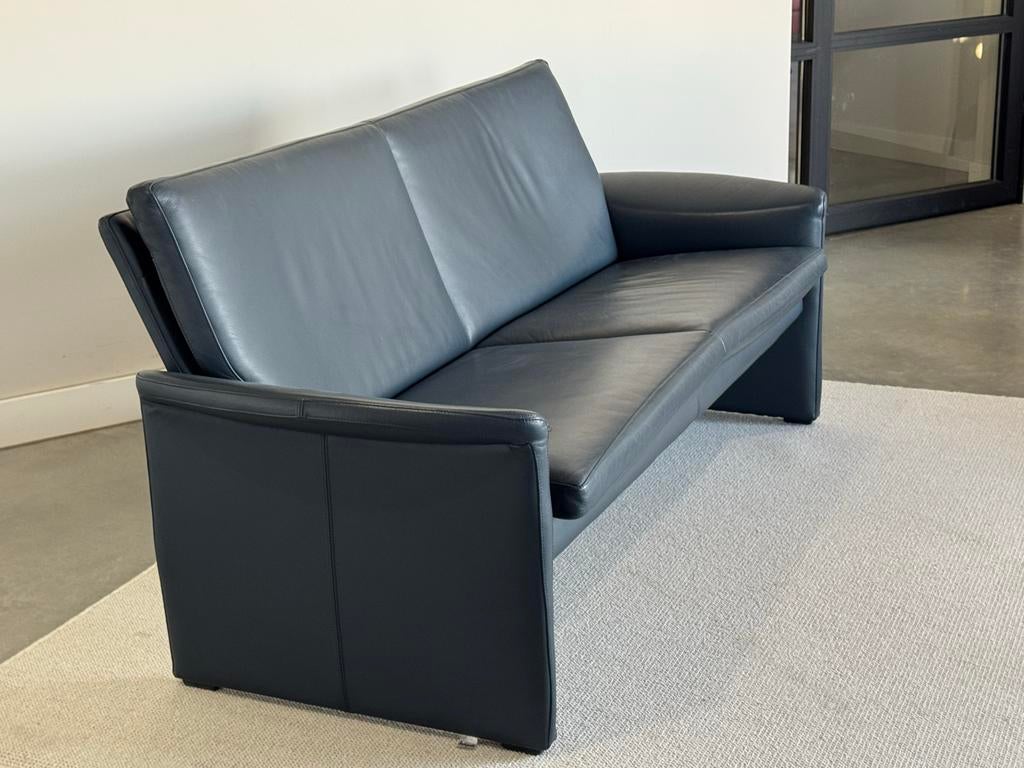 Leolux Antipode Bank - blauw Leer - 182cm breed, Tweepersoons, Ophalen of Verzenden, Zo goed als nieuw, Rechte bank