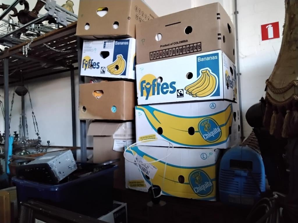 80 bananendozen vol met kleingoed., Ophalen of Verzenden, Nieuw, Wandklok