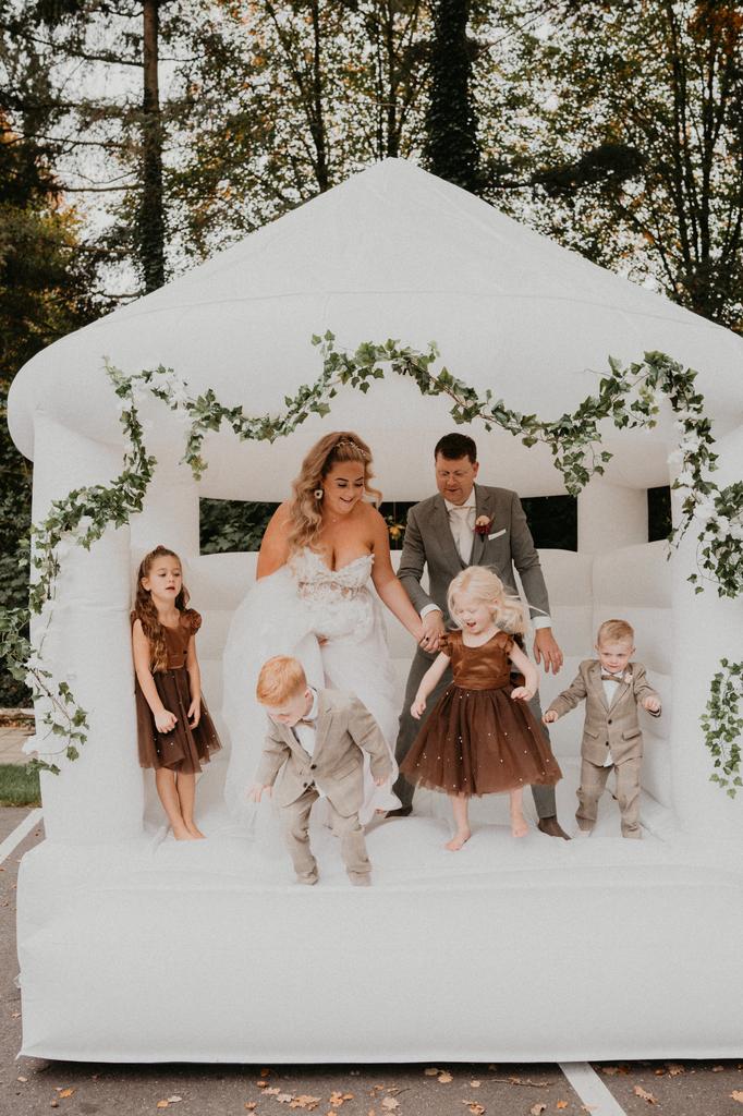 Wit springkasteel springkussen carrousel te huur per dag, Hobby en Vrije tijd, Feestartikelen | Verhuur, Ophalen, Nieuw, Geboorte of Huwelijk