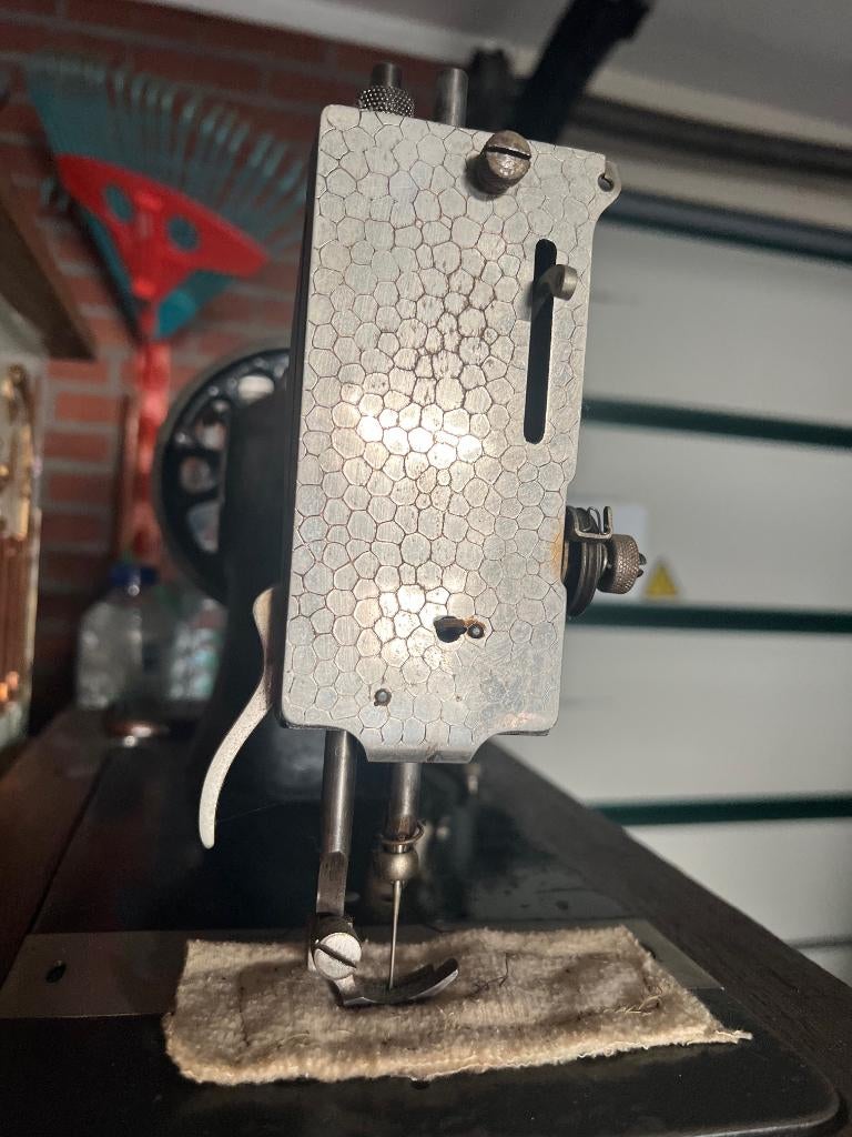 Grootmoeders naaimachine, Antiek en Kunst, Antiek | Meubels | Stoelen en Banken, Ophalen