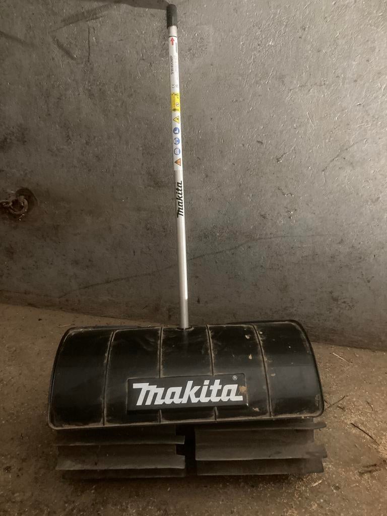 MAKITA  / ruberen rolbezem, Ophalen, Zo goed als nieuw, Accu, Makita