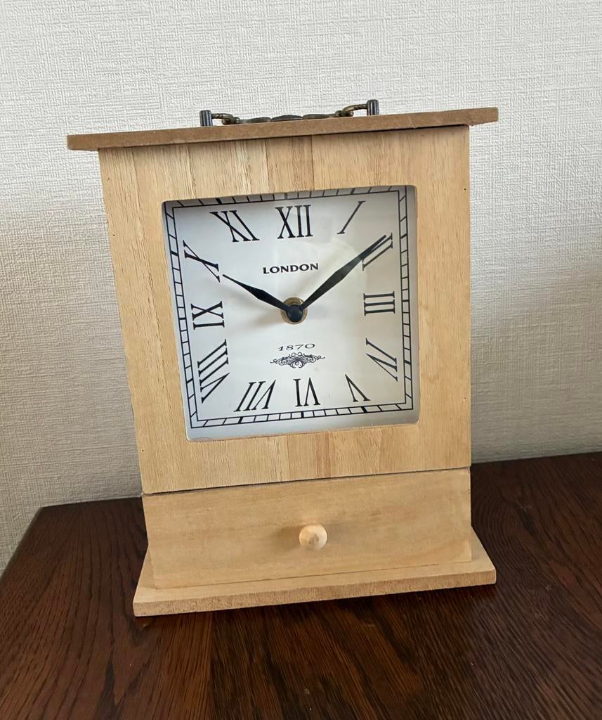 Tafelklok Hout met opberglaadje (afm:B19 H23.5), Ophalen of Verzenden, Zo goed als nieuw, Wandklok