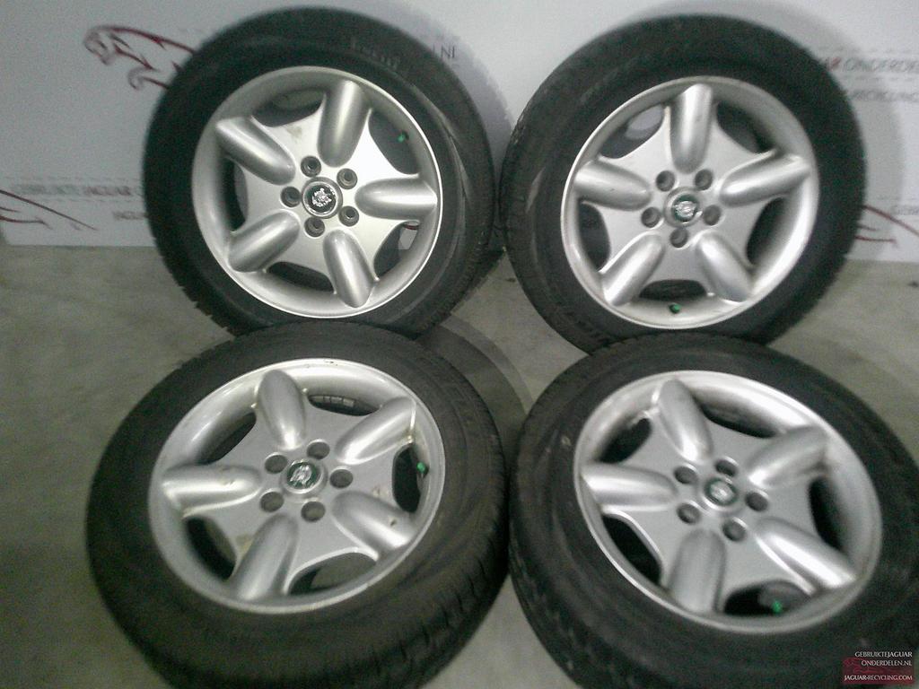 17" Jaguar XK8 Revolver velgen met Pirelli winterbanden, -, -, Banden en Velgen, 17 inch