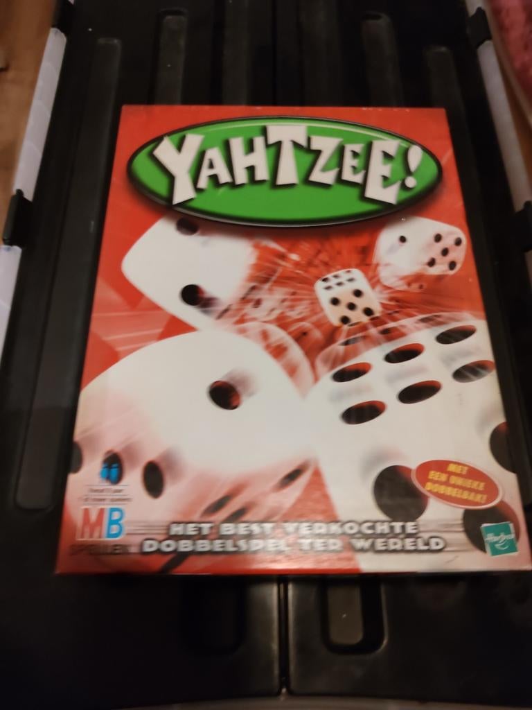 Yahtzee Dobbelspel - MB Spellen, MB Spellen, Ophalen of Verzenden, Zo goed als nieuw, Vijf spelers of meer