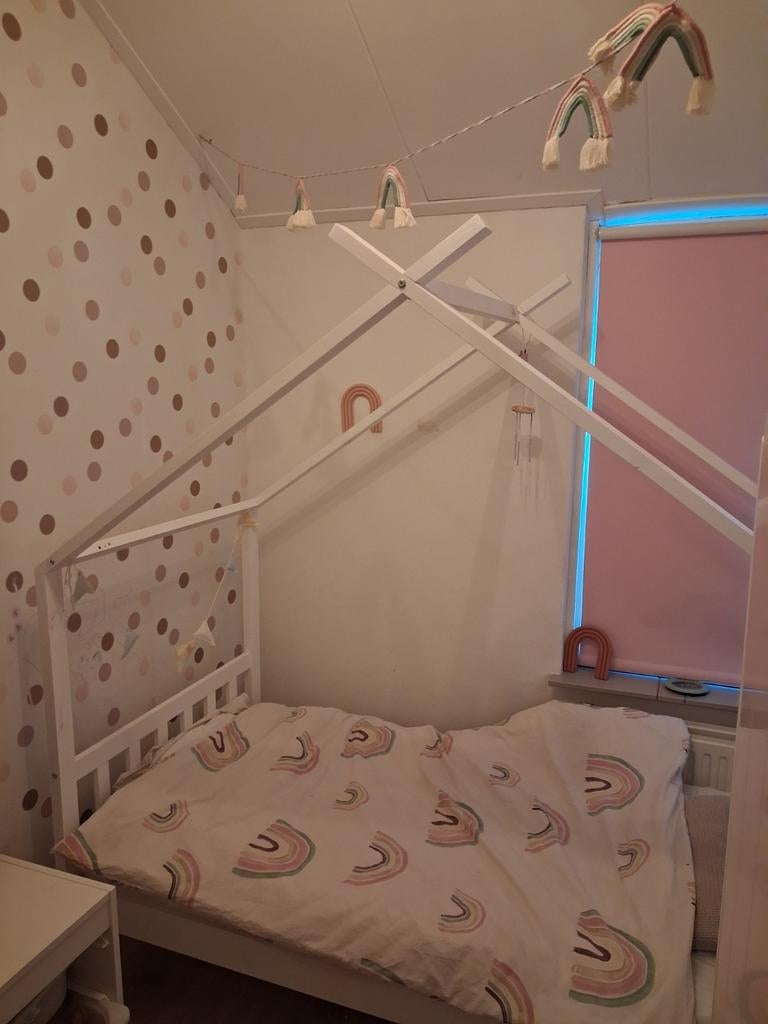 Leuk bedhuisje voor kinderen, 70 tot 85 cm, Ophalen of Verzenden, Zo goed als nieuw, Lattenbodem