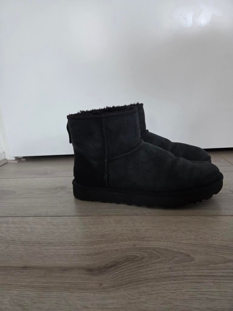 Ugg Classic Mini Zwart Maat 40, Kleding | Dames, Schoenen, Zwart, Lage of Enkellaarzen, Ophalen of Verzenden, Gedragen