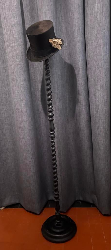 Victoriaanse Stijl Hoedenstandaard, Ophalen