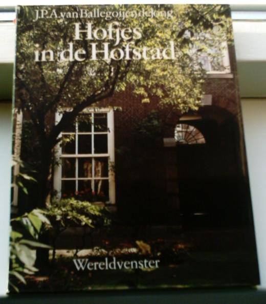 Hofjes in de Hofstad. van Ballegooien.ISBN 9029307471., Ophalen of Verzenden, Zo goed als nieuw