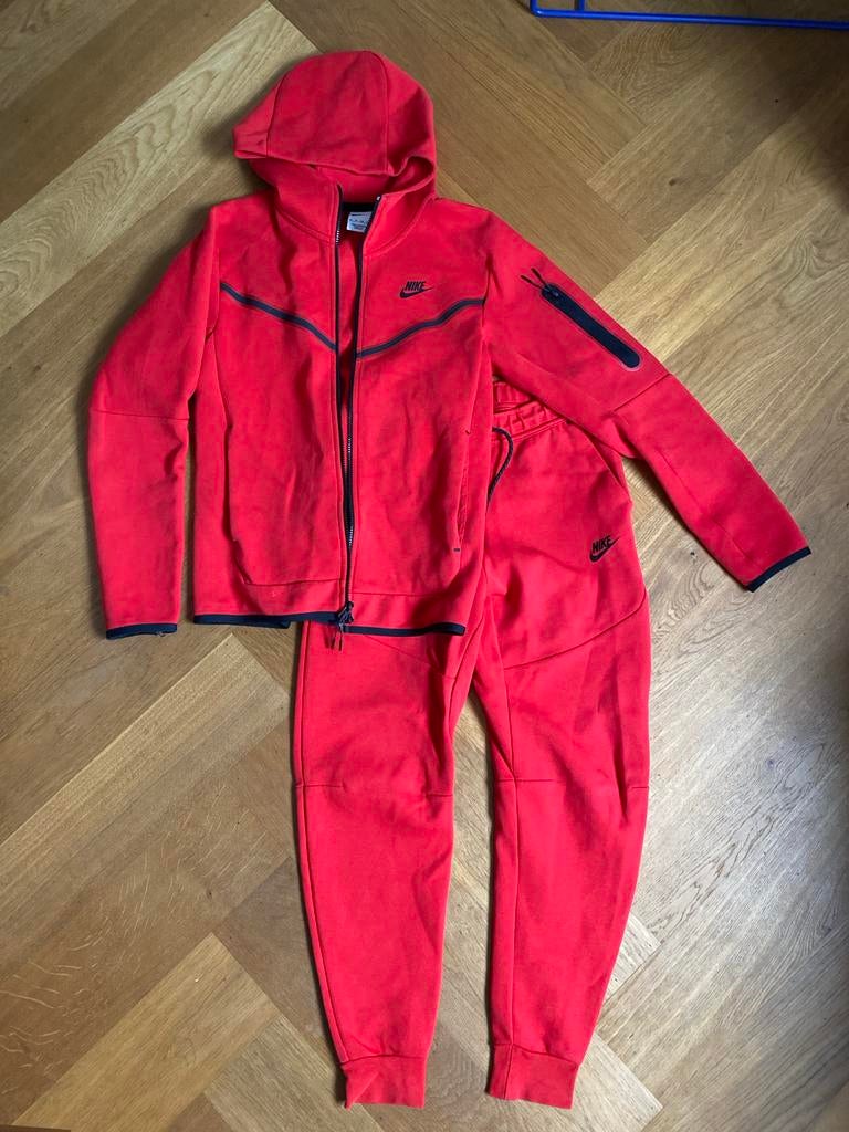 Rood Nike Tech Fleece trainingspak maat s, Ophalen of Verzenden, Zo goed als nieuw