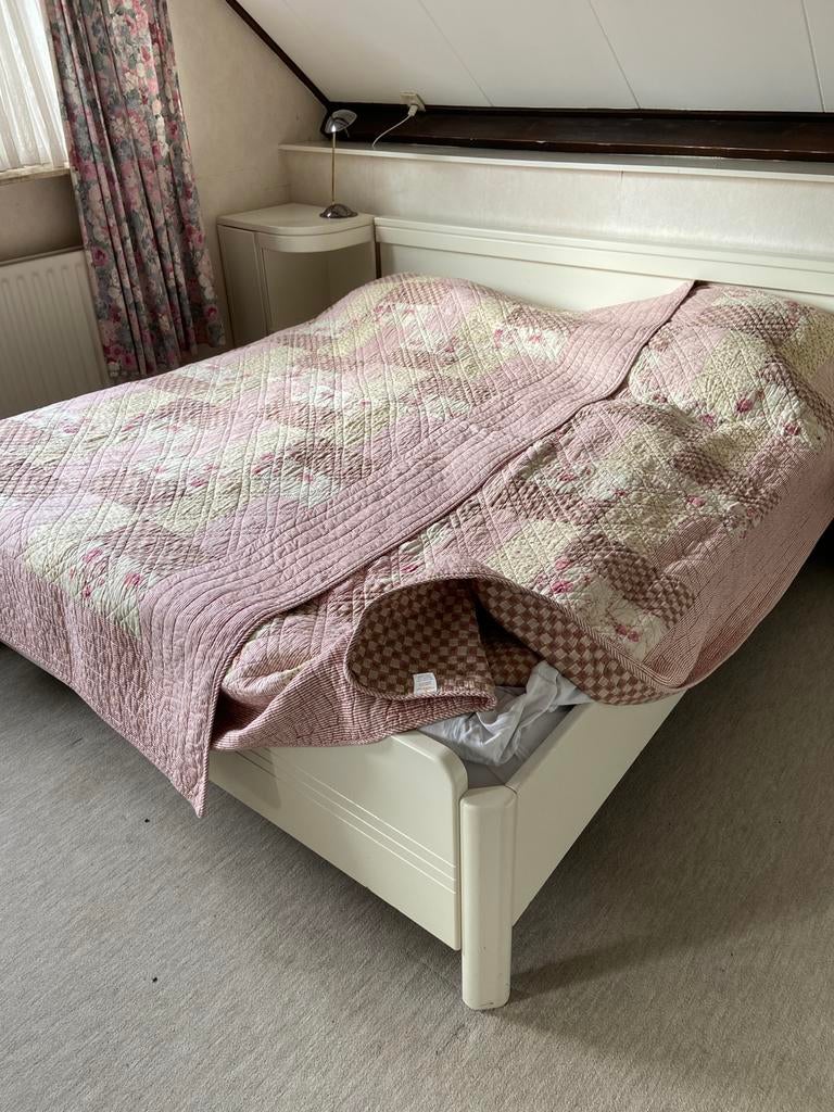 ** GRATIS TWEEPERSOONSBED & NACHTKASTEN 200x160/180 **, Ophalen, Zo goed als nieuw, Tweepersoons