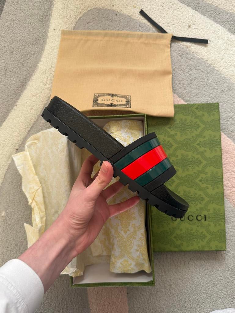 Gucci Web Rubber Slide Sandalen - Zwart met Webdetail, Ophalen of Verzenden, Zo goed als nieuw, Zwart, Slippers