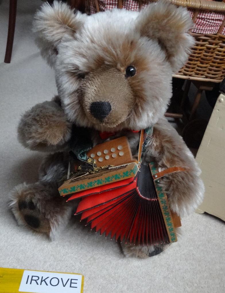 MERRYTHOUGHT ACCORDEON BEER * Karin Heller 1/ 500 *, Verzenden, Zo goed als nieuw, Stoffen beer, Overige merken