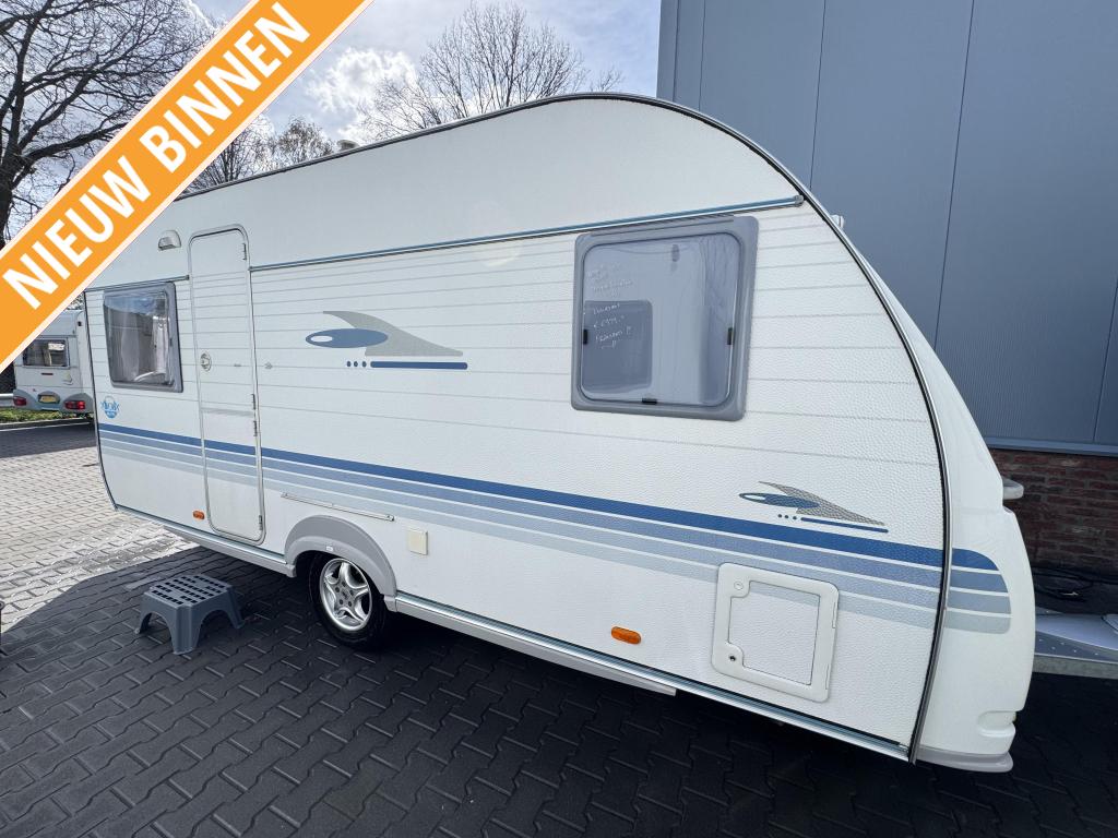 Adria Adora 462 PU / rondzit + Fransbed / voortent, Caravans en Kamperen, Rondzit, Bedrijf, 750 - 1000 kg, 4 tot 5 meter