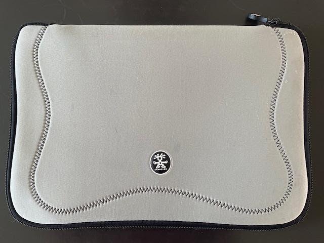 Zilverkleurige laptophoes Crumpler The Gimp 17W, Computers en Software, Laptophoezen, Ophalen of Verzenden, 17 inch of meer, Gebruikt