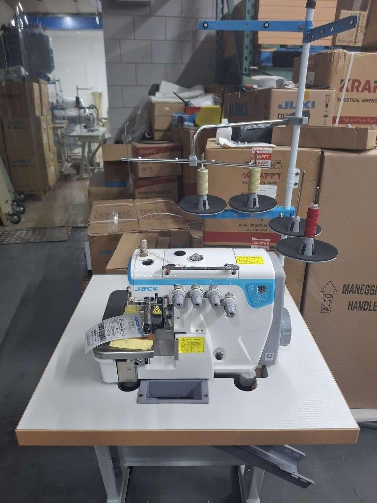 Jack 4 garen overlock machine 60 x 60 tafel 1100 euro ex btw, Nieuw, Lockmachine, Industrieel, Ophalen
