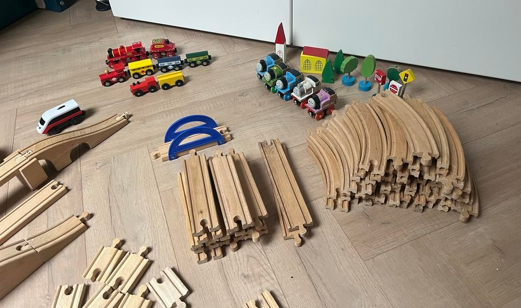 Houten treinbaan met bruggen, wissels en kruispunt, Kinderen en Baby's, Ophalen of Verzenden, Gebruikt