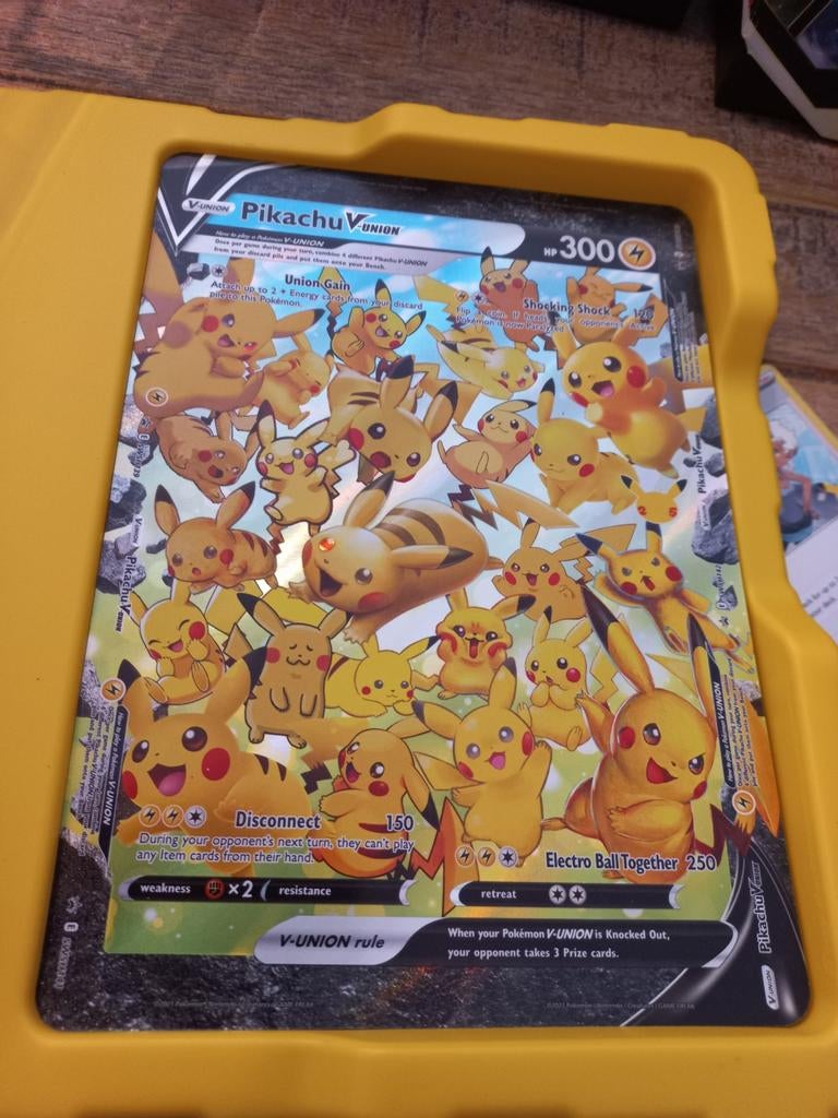 Xl pikachu V-union, Ophalen of Verzenden, Zo goed als nieuw, Losse kaart, Foil