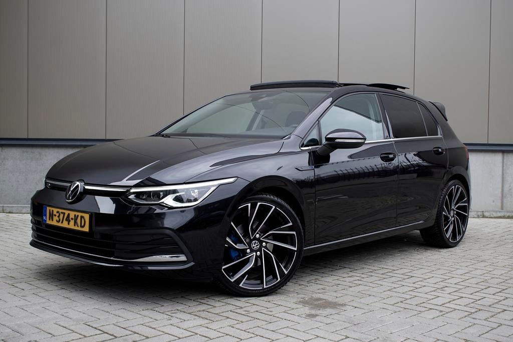 Volkswagen Golf 1.5 Etsi 150pk | Pano | Keyless | R-Line |, 1498 cc, 4 cilinders, Alcantara, Zwart