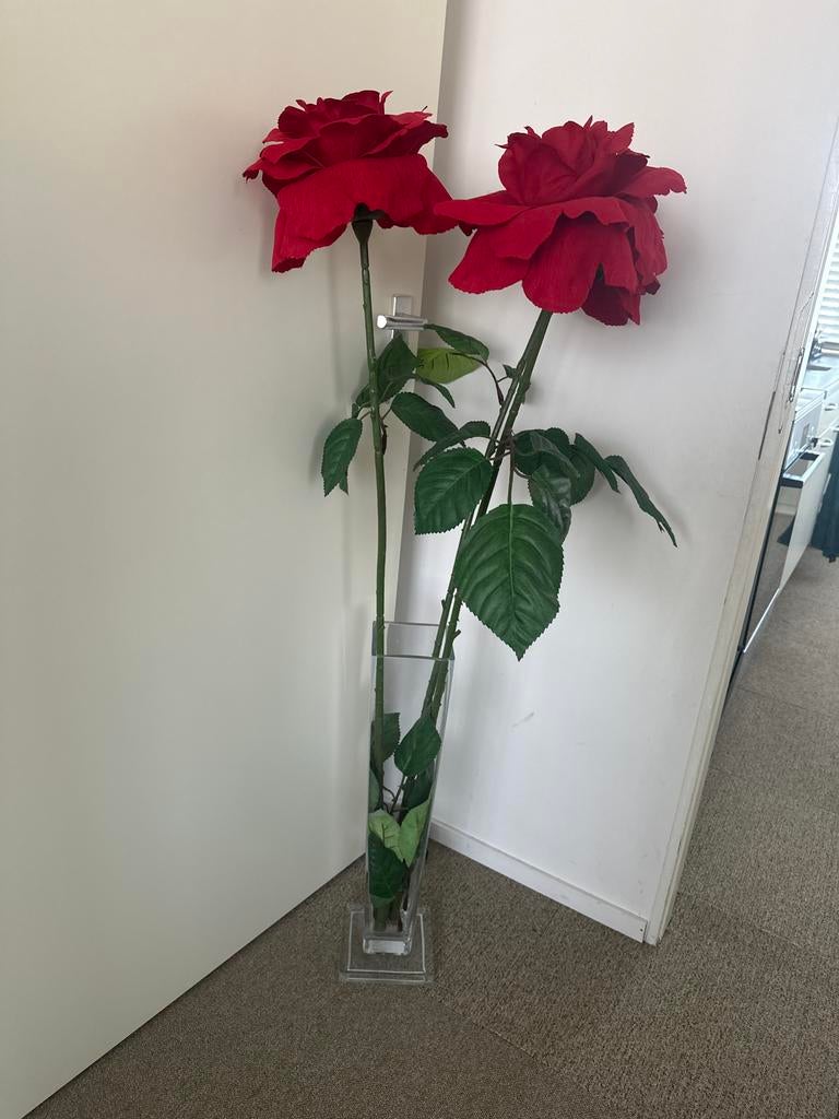Grote rode rozen in vaas, Overige materialen, Gebruikt, Ophalen of Verzenden, 75 cm of meer